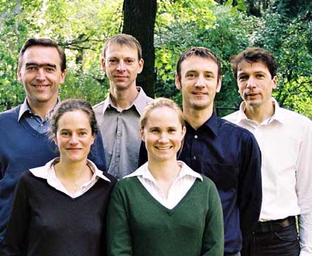 Das Team des IRT Berlin steht freundlich vor viel Gr&uuml;n.